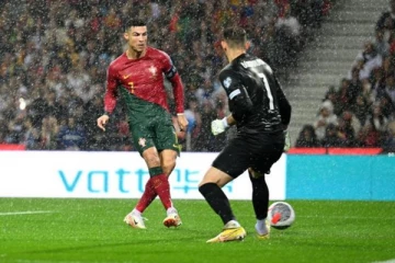 கொட்டும் மழையில் இரட்டை கோல் அடித்து தெறிக்கவிட்ட ரொனால்டோ! தகுதிச்சுற்றில் போர்த்துக்கல் மிரட்டல் வெற்றி