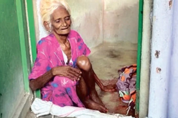 கழிவறைக்குள் கேட்ட முனங்கல் சத்தம்... பதறிப்போய் திறந்தவர்களுக்கு காத்திருந்த பேரதிர்ச்சி! ஐயோ  யாராவது வாங்களேன் | Salem Son Abandons 95 Year Old Mother In Room Near