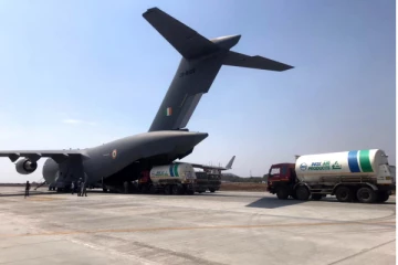 களத்தில் இறங்கிய இந்திய விமானப் படை! சிங்கப்பூரிலிருந்து வரும் ஆக்சிஜன் கண்டெயினர்கள்