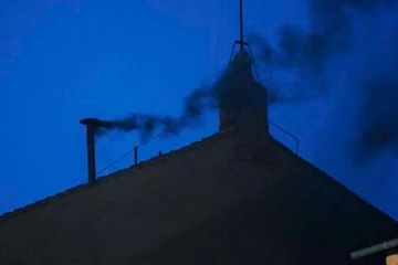 புதிய பாப்பரசர் தெரிவு; கரும்புகை வெளியானது