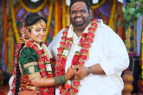 நடுராத்திரியில் காருக்குள் மகாலட்சுமி செய்த செய்ல்.. புரட்டாசி முடிஞ்சதும் இப்படியா? | Mahalakshmi Share Midnight Photo With Husband