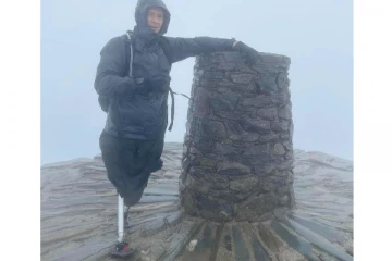 உயரமான மலையில் ஏறி சாதனைப் படைத்த கால்கள் இல்லாத ராணுவ வீரர்