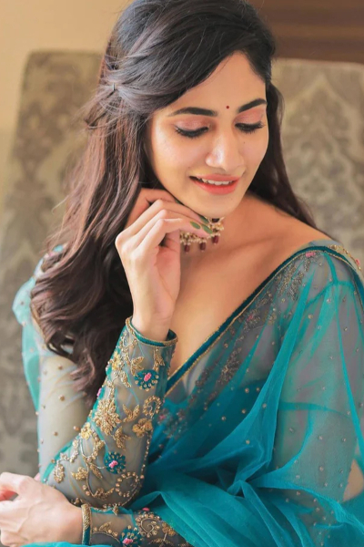 losliya recent saree photos losliya recent saree photos