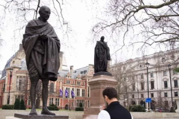 Viral Photo : லண்டனில் மகாத்மா காந்தி சிலைக்கு அஞ்சலி செலுத்திய ராகுல்காந்தி...!