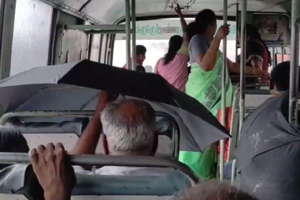 பேருந்துக்குள் குடைபிடித்து பயணிக்கும் பயணிகள் -வைரலான காணொளி | Passengers Carrying Umbrellas Inside The Bus