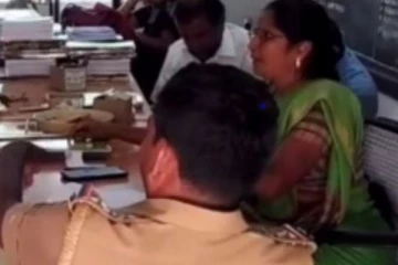 சேலையை உருவிடுவேன்...தலைமை ஆசிரியை ஆபாசமாக திட்டிய மாணவியின் தந்தை!