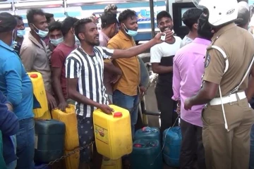 2000 ரூபாய்க்கு மாத்திரம் டீசல் பெற்றுக்கொடுப்பதாக கூலி வாகன ஓட்டுனர்கள் கவலை (Photos)