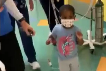 நடக்க போவது தெரியாமல் ஆபரேஷன் தியேட்டர் வரை நடனமாடி கொண்டே சென்ற சிறுவன்! நெகிழ வைக்கும் காட்சி