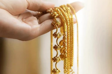 யாழில் ஆசிரியையின் கழுத்தில் கைவைத்தவருக்கு நேர்ந்த கதி!