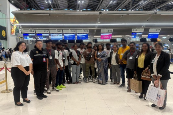 வெளிநாடொன்றில் சிக்கியிருந்த இலங்கையர்கள் பாதுகாப்பாக நாட்டுக்கு | Sri Lankans Stranded Abroad Return Home Safely வெளிநாடொன்றில் சிக்கியிருந்த இலங்கையர்கள் பாதுகாப்பாக நாட்டுக்கு | Sri Lankans Stranded Abroad Return Home Safely