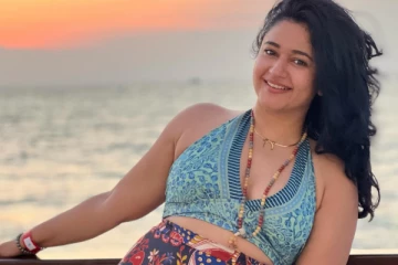 நடுக்கடலில் கிளாமர் போஸ் கொடுத்த பூனம் பஜ்வா! செம ஹாட் ஸ்டில்கள்