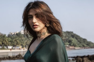 சேலையில் நடிகை ஸ்ரீலீலா கடற்கரையில் கவர்ச்சி போஸ்