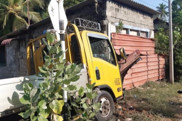 யாழில் வர்த்தக நிலையத்தின் மீது மோதி விபத்திற்குள்ளான வாகனம்(photos)