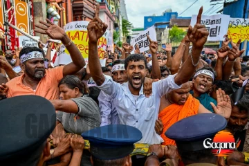 රනිල් බේරන්න උසාවිය ළඟ ඇවිත් විරෝධතා දක්වපු අයට නඩු දැම්මොත් ලෝයර්ලා දෙන්න සජිත් ලෑස්තිලු