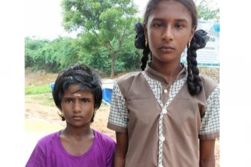 ஆழ்துளைக் கிணற்றில் விழுந்த தங்கையை மீட்ட அக்கா - குவியும் பாராட்டு