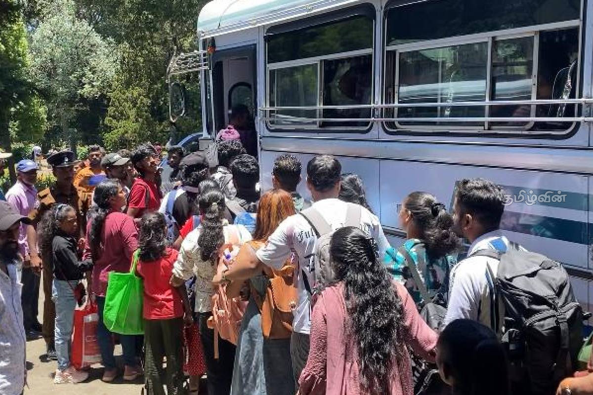 நுவரெலியாவில் போதிய பேருந்துகள் இன்றி நீண்ட வரிசையில் காத்திருந்த பயணிகள் | Passengers Waiting Buses In Nuwara
