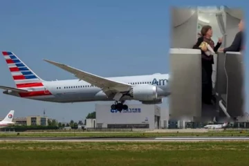 விமானி அறைக்குள் நுழைய முயன்ற பெண்; புரட்டி எடுத்த பணியாளர் - வைரலான வீடியோ