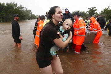 வெள்ளத்தில் தவிக்கும் ஆஸ்திரேலியா மக்கள்! வீடுகளை விட்டு வெளியேற்றம்