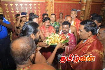 நயினாதீவு நாகபூஷணி அம்மன் ஆலயத்தின் வழிபாடுகளில் ஈடுபட்ட அநுர