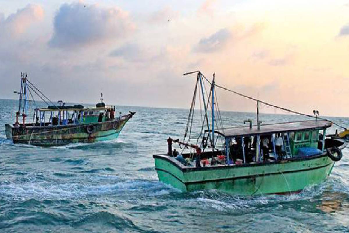 இலங்கைக் கடற்பரப்புக்குள் சட்டவிரோத நுழைந்த 12 இந்திய கடற்றொழிலாளர்கள் கைது! | 12 Indian Fishermen Arrested