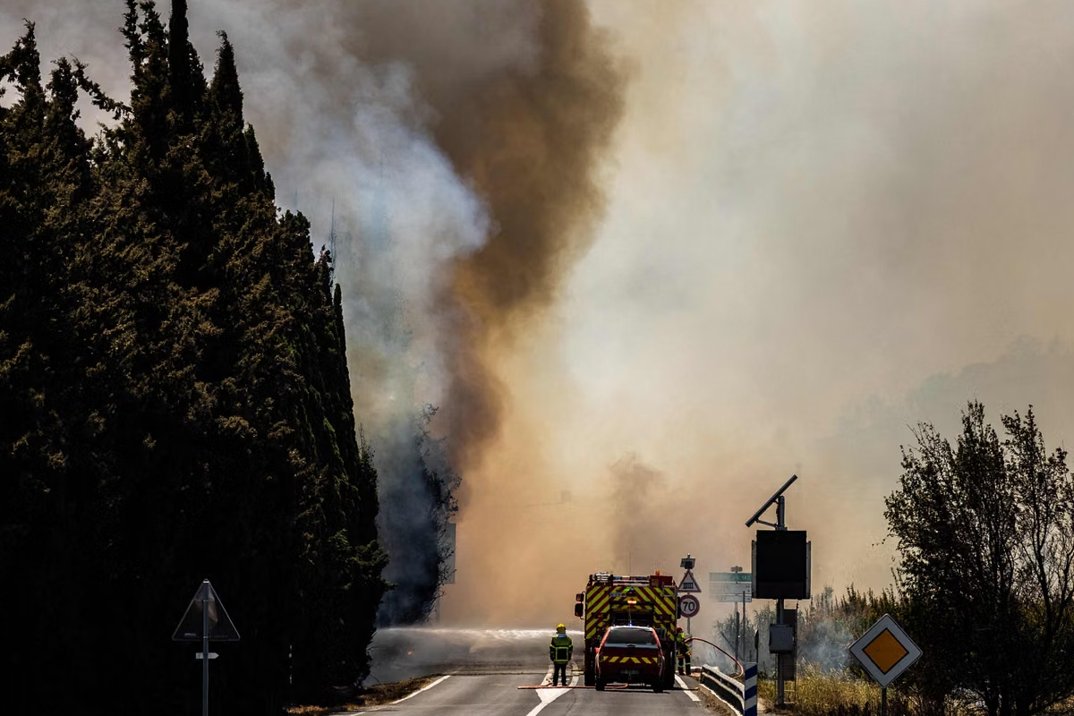 பிரான்சில் காட்டுத்தீயால் அழிந்த 1,100 ஹெக்டேர் நிலம் | 1 100 Hectares Destroyed By Wildfires In France பிரான்சில் காட்டுத்தீயால் அழிந்த 1,100 ஹெக்டேர் நிலம் | 1 100 Hectares Destroyed By Wildfires In France