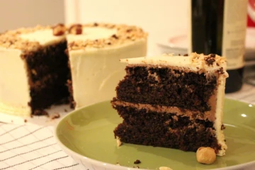 கேக் துண்டுக்காக நாடாளுமன்ற சிற்றுண்டிச்சாலையில் அடிதடி; நேர்ந்த கதி