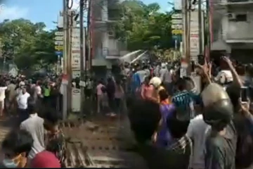 மஹிந்தவின் வீட்டிற்கு முன்னால் தற்போது பதற்றம் - மக்கள் மீது தண்ணீர் தாக்குதல் (Video)