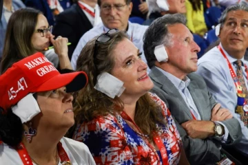 காதில் பேண்டேஜ் ; வினோதமான முறையில் டிரம்புக்கு ஆதரவு!