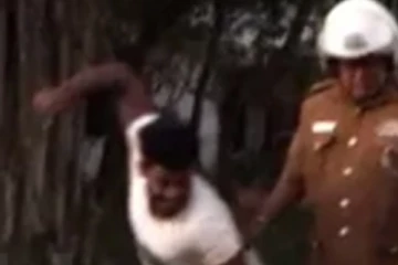 මහමගදී පොලිස් නිලධාරියෙකුට සහාසික ලෙස පහර දෙයි..(VIDEO)