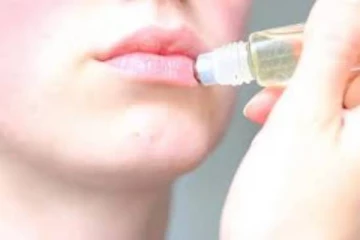 மென்மையான உதட்டைப் பெற லிப் ஆயில் : வீட்டிலேயே செய்வது எப்படி?