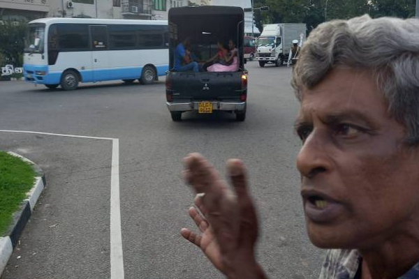 வெம்பி வெம்பி அழுத குழந்தைகள்: போலீஸ் வண்டியில் அழைத்து சென்ற அதிகாரிகள்! | Sri Lanka Children Cry Officer Took Him Police Car
