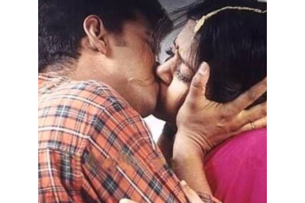 லிப்லாக்கில் கலக்கிய நடிகர்கள்.. லீலை நாயகன் கமல் முதல் விக்ரம் வரை!! | World Kiss Day From Tamil Actor Actress Lip Kiss