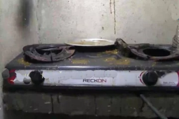 சமையல் அறையிலிருந்து வந்த வித்தியாசமான வாசம்: பற்றியெரிந்த அடுப்பு