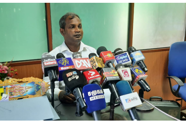 கோவில் குளத்தில் பாரிய மண் அகழ்வு! பொலிஸ் நிலையத்தில் முறைப்பாடு பதிவு | Illegal Excavation Varuthalaivilan