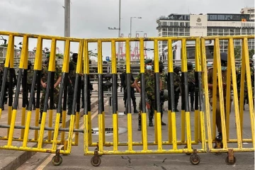 கொழும்பில் பதற்றம்! ஈரடுக்கு பாதுகாப்புடன் முப்படையினரின் கட்டுப்பாட்டுக்குள் கொண்டுவரப்பட்டுள்ள போராட்டக்களம்