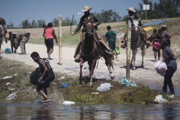 அடிப்படை வசதிகளை தேடிஅலையும் மக்களை விரட்டியடிக்கும் அமெரிக்க  படை