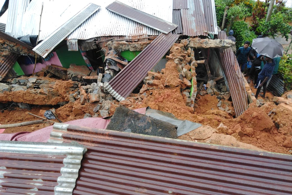சீரற்ற காலநிலையால் அல்லல்படும் மலையக மக்கள்; கண்டுகொள்வார்களா அதிகாரிகள்! | Mountain People Affected By The Inclement Weather