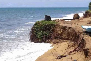 கடலுக்குள் செல்லும் இரணவில கடற்கரை!