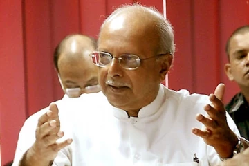 கோவிட் தொடர்பில் அரசியல்வாதிகளே தீர்மானம் எடுக்கின்றனர்! - திஸ்ஸவிதாரண