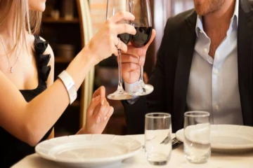 டேட்டிங் செய்ய லண்டனில் இருந்து 5000 கி.மீ பயணித்த அழகான பெண்! திடீரென எடுத்த முடிவு