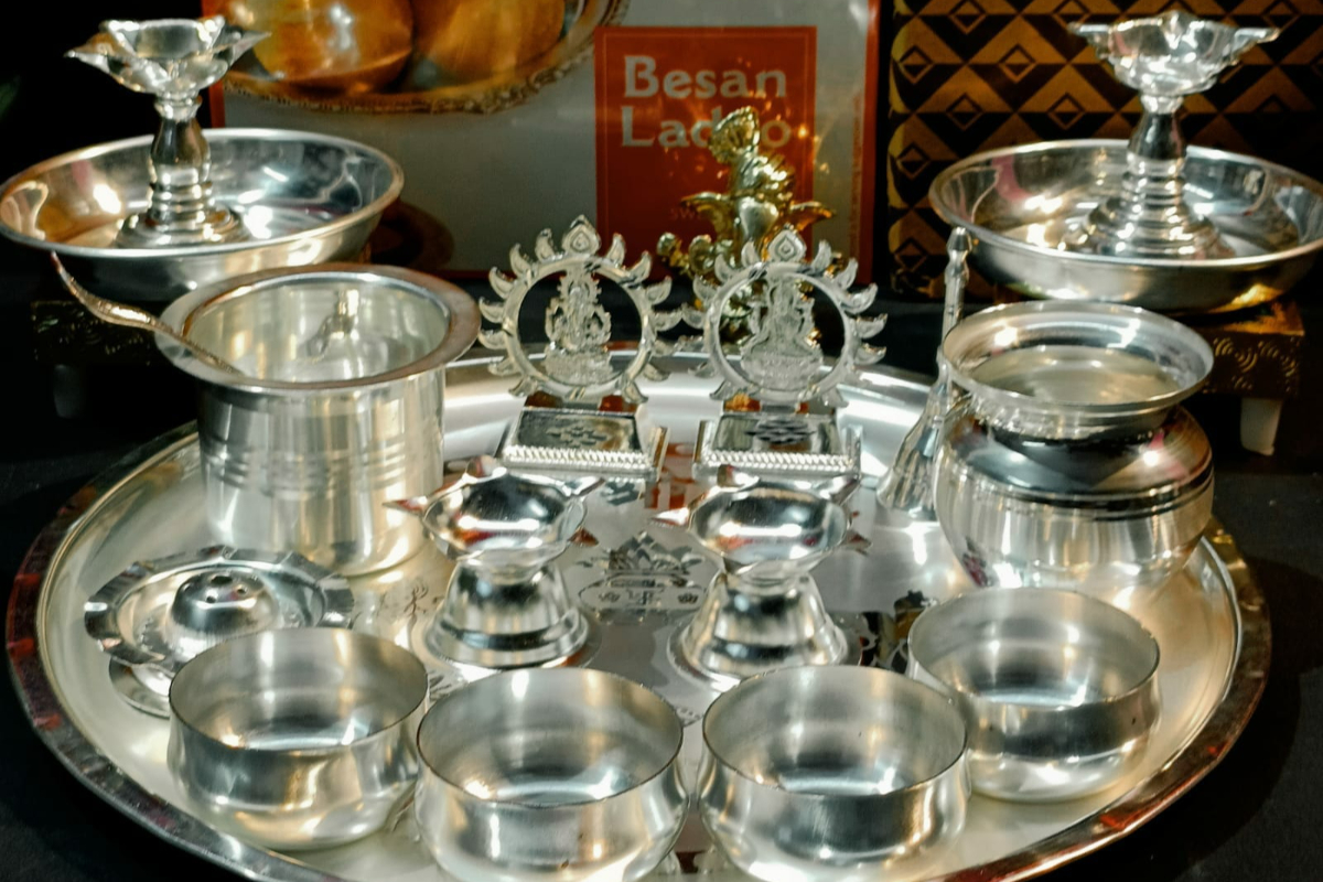 வீடுகளில் தவறியும் வெள்ளி பொருட்களை இந்த திசையில் வைக்காதீர்கள்.. | Vastu Direction To Keep Silver Things At Home