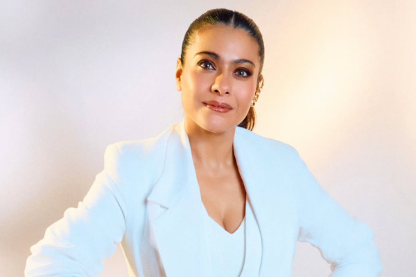 51 வயதிலும் குறையாத அழகு!! டிரான்ஸ்பெரண்ட் சேலையில் மின்னும் நடிகை கஜோல்.. | Kajol Recent Photoshoot With Shah Rukh Khan