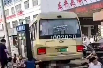 சீனாவில் மாணவர்கள் மீது பேருந்து மோதியதில் 10 பேர் பலி