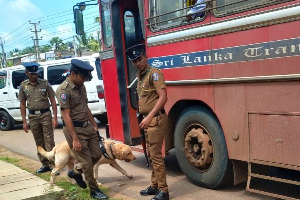 வவுனியாவில் களமிறக்கப்பட்டுள்ள மோப்ப நாய்கள்! (Photos) | Sniffer Dogs Deployed In Vavunia