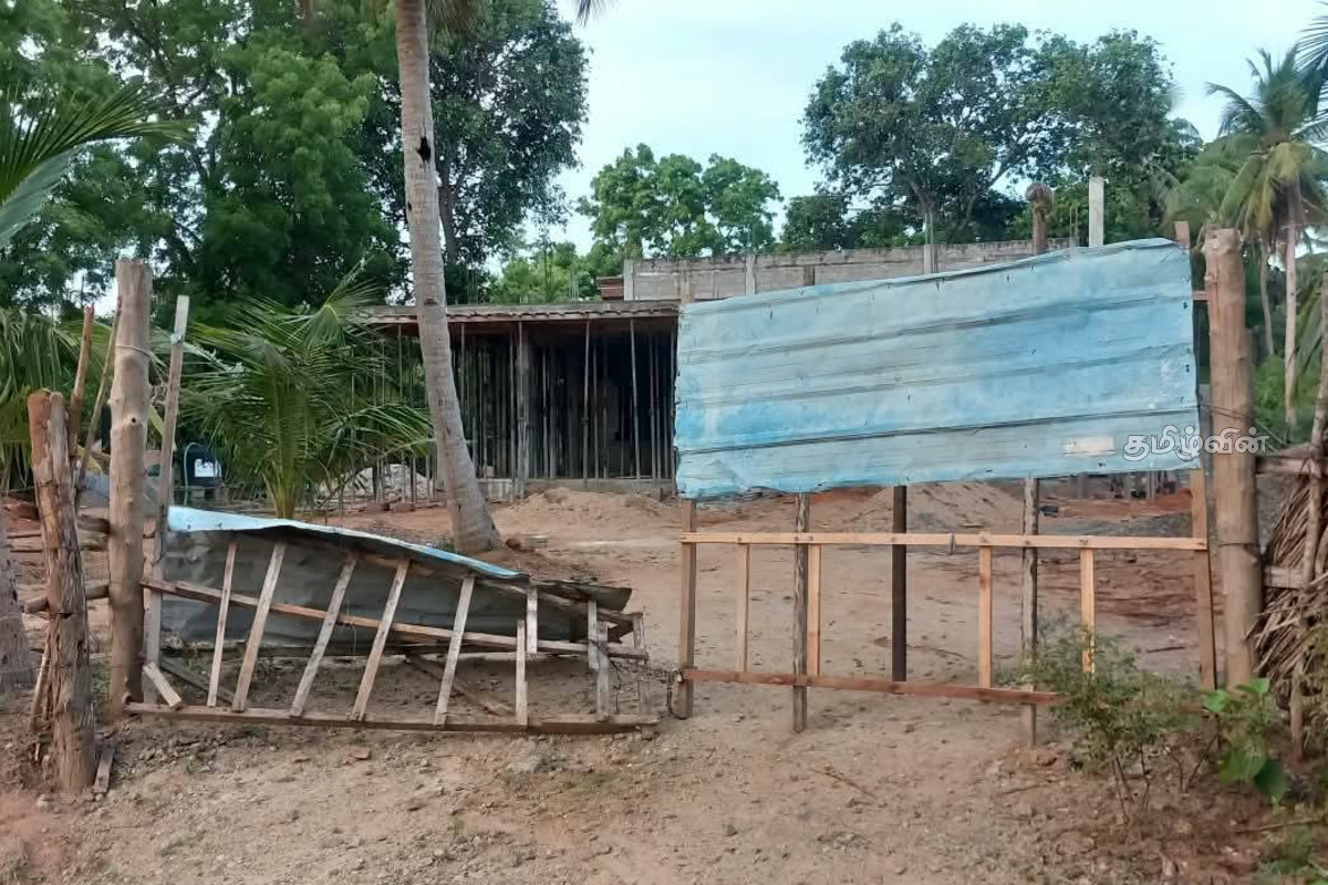 புதுக்குடியிருப்பில் கிராமத்துக்குள் புகுந்த யானை - கடையை உடைத்து சேதம் | Elephant Enters Village In Puthukkudiyiruppu புதுக்குடியிருப்பில் கிராமத்துக்குள் புகுந்த யானை - கடையை உடைத்து சேதம் | Elephant Enters Village In Puthukkudiyiruppu