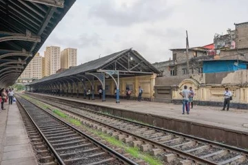 කොළඹ කොටුවේ දුම්රියක් පීලි පැන වේදිකා දෙකක් අවහිර වෙයි