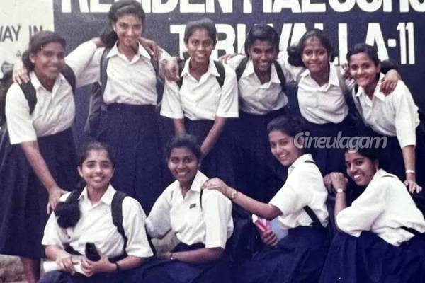 புகைப்படத்தில் உள்ள சிறுமிகளில் ஒரு நட்சத்திர நடிகை இருக்கிறார்.. அட இவரா? | Actress School Days Photo With Friends