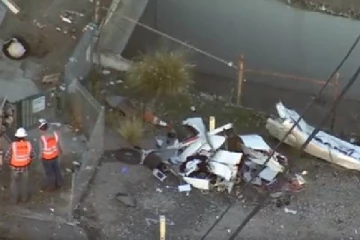 தண்டவாளத்தில் விழுந்த விமானம்; நொடிப்பொழுதில் நேரவிருந்த விபரீதம்!