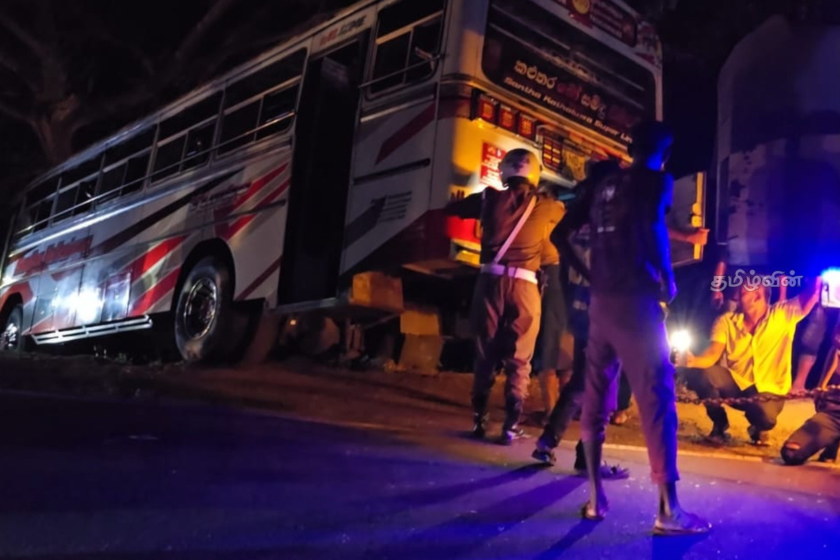 சற்று முன்னர் திருகோணமலையில் விபத்துக்குள்ளான பேருந்து.. 23 பேர் படுகாயம் | Bus Accident In Kinniya Trincomalee 23 Injured