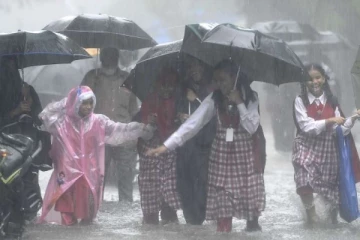 ரெட் அலர்ட் எச்சரிக்கையால் 2 மாவட்டங்களில் பள்ளி, கல்லூரிகளுக்கு விடுமுறை